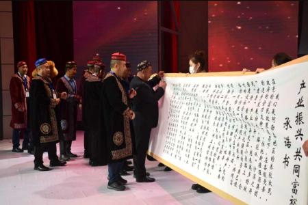 新疆阿勒泰养驼牧民为龙头企业捐款126万元